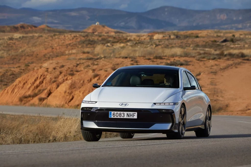Hyundai IONIQ 6 N Line: Conducimos un eléctrico de los que hacen falta muchos más 6 Motor16 2025 Hyundai IONIQ 6. Imagen curva.