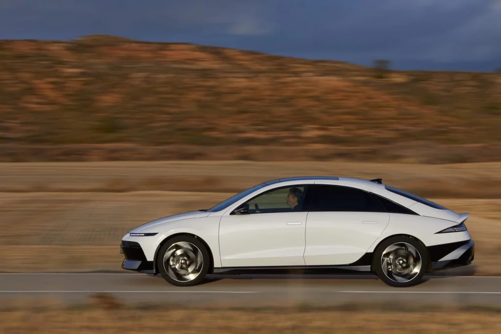 Hyundai IONIQ 6 N Line: Conducimos un eléctrico de los que hacen falta muchos más 3 Motor16 2025 Hyundai IONIQ 6. Imagen barrido.