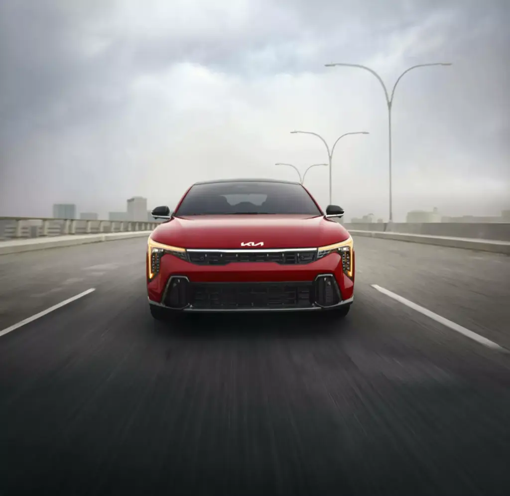 2025 Kia K4 Sedan. USA. Imagen frontal.
