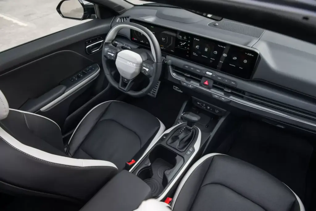 2025 Kia K4 Sedan. USA. Imagen interior.