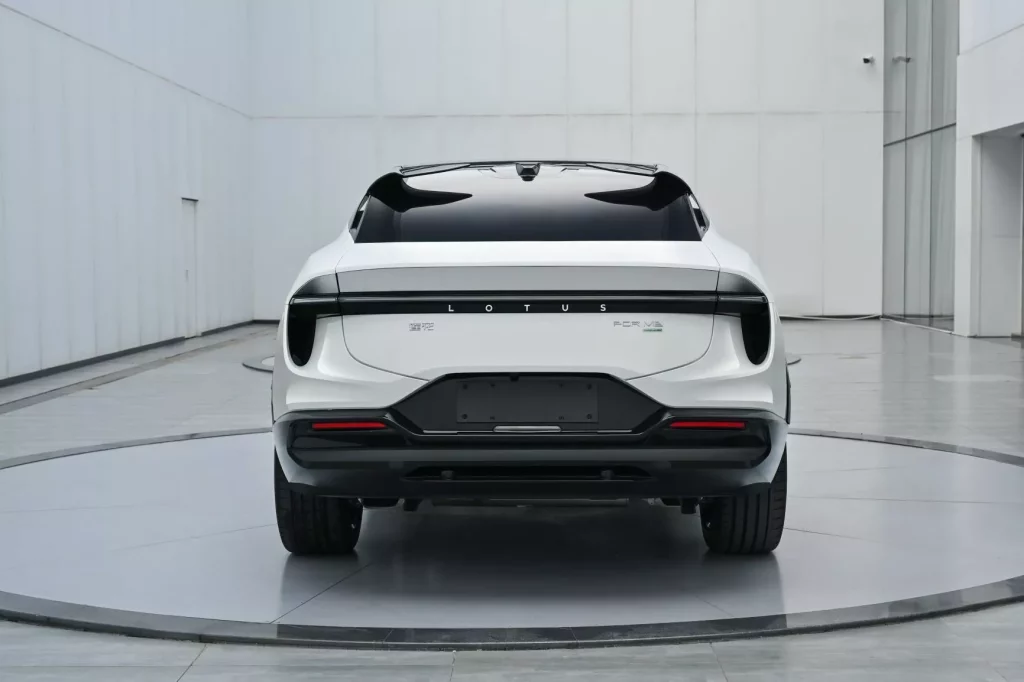 El Lotus Eletre que nadie esperaba y con el que la casa de Hethel 'recula' 1 Motor16 2025 Lotus Eletre For-Me. Imagen trasera.