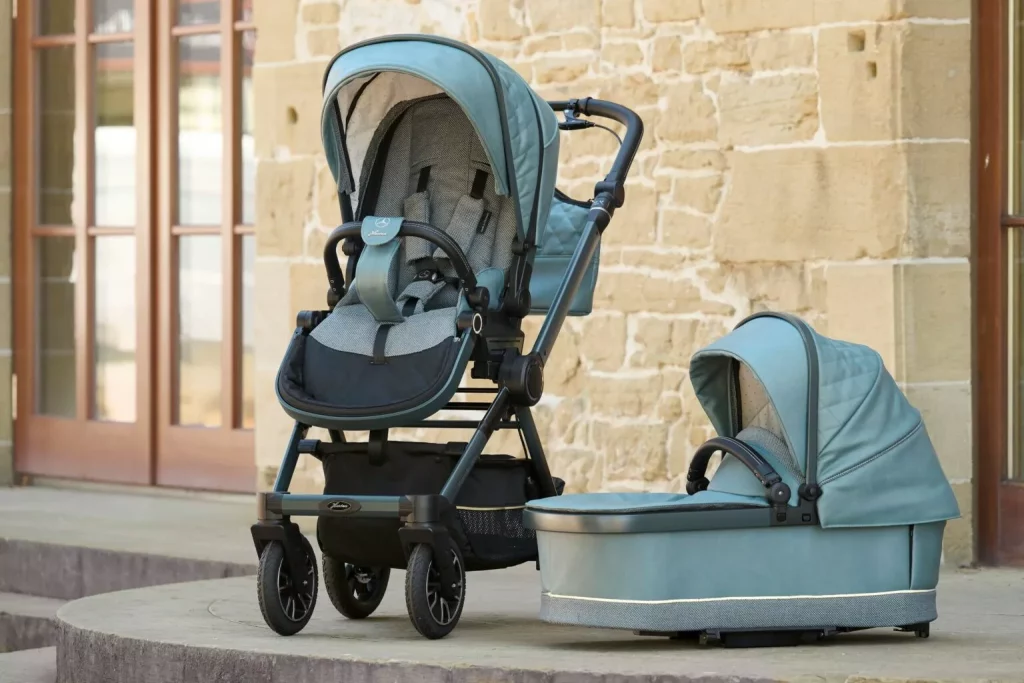 2025 Mercedes-Benz Hartan. Coche de bebé. Imagen.