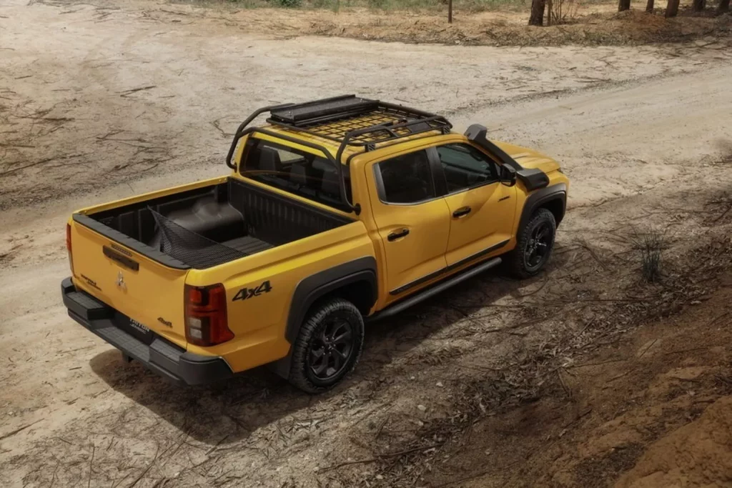 2025 Mitsubishi Triton Savana. Imagen trasera.