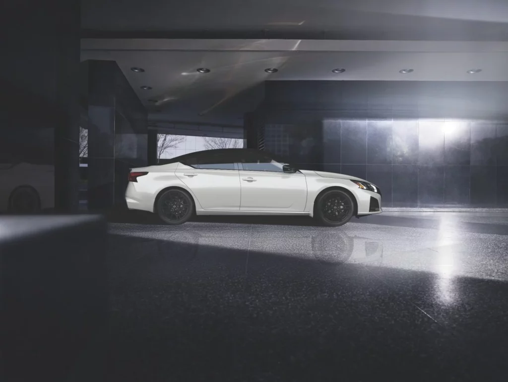 2025 Nissan Altima SR. Imagen lateral.