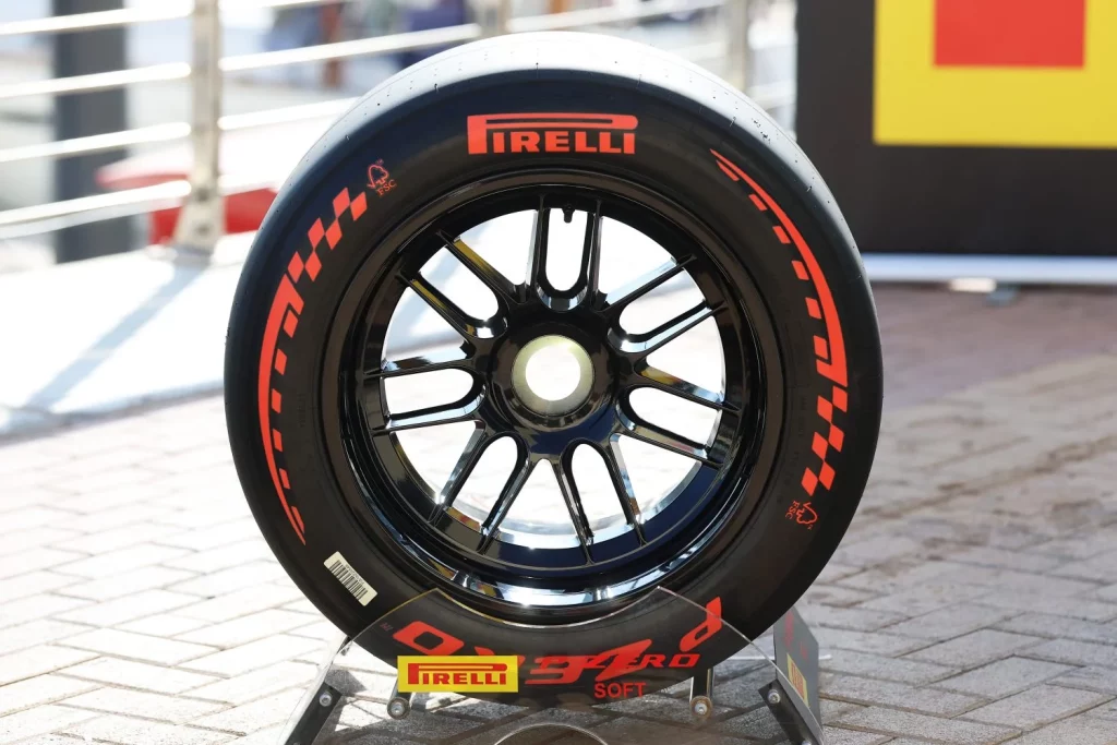 Pirelli desvela los 'zapatos' que usarán los Fórmula 1 de Norris, Verstappen, Alonso... 6 Motor16 2025 Pirelli Neumaticos Formula 1 3 Motor16