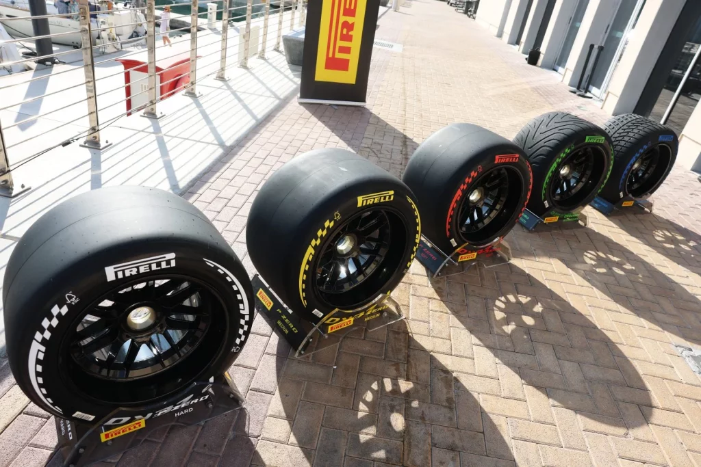 Pirelli desvela los 'zapatos' que usarán los Fórmula 1 de Norris, Verstappen, Alonso... 1 Motor16 2025 Pirelli neumáticos Fórmula 1 2026. Imagen exterior.