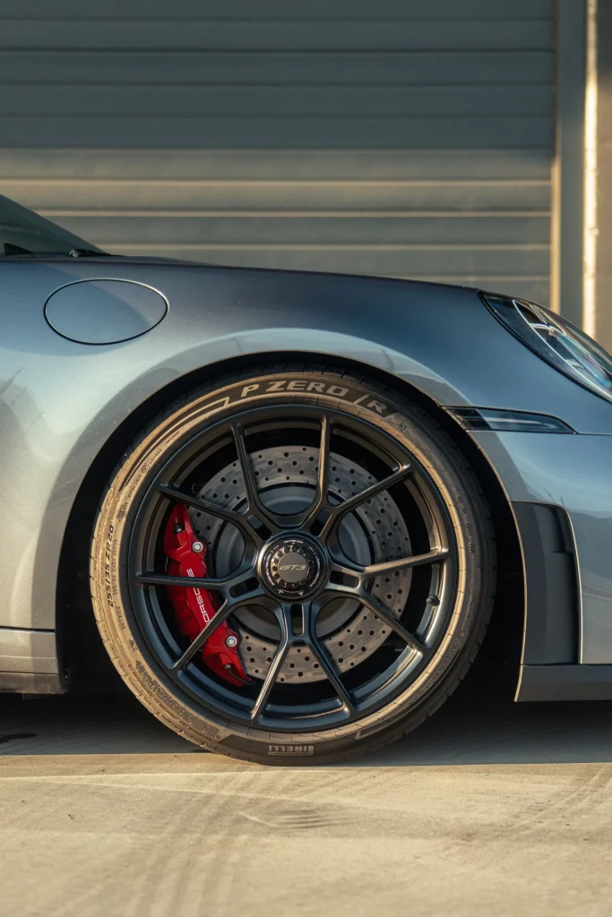 El Porsche 911 GT3 se calza con los Pirelli P Zero más avanzados de la historia 1 Motor16 2025 Porsche 911 GT3 Pirelli P Zero. Imagen delantera.