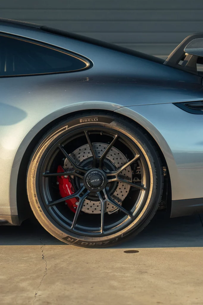 El Porsche 911 GT3 se calza con los Pirelli P Zero más avanzados de la historia 2 Motor16 2025 Porsche 911 GT3 Pirelli P Zero. Imagen trasera.