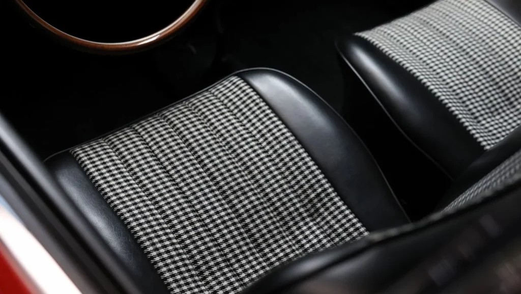 Pepita, Pasha, Tartan... Porsche Classic revive sus telas más míticas para tapizar los asientos de tu 911 o el sofá de tu casa 3 Motor16 2025 Porsche Classic. Tela Pepita. Imagen asiento.