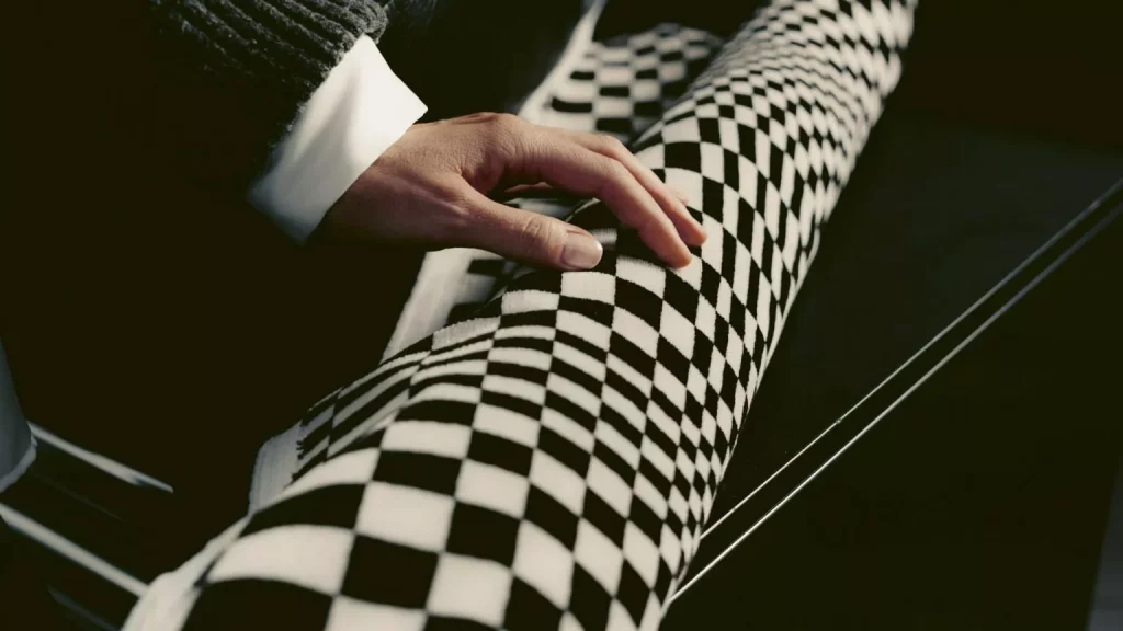 Pepita, Pasha, Tartan... Porsche Classic revive sus telas más míticas para tapizar los asientos de tu 911 o el sofá de tu casa 2 Motor16 2025 Porsche Classic. Tela Pasha. Imagen rollo.