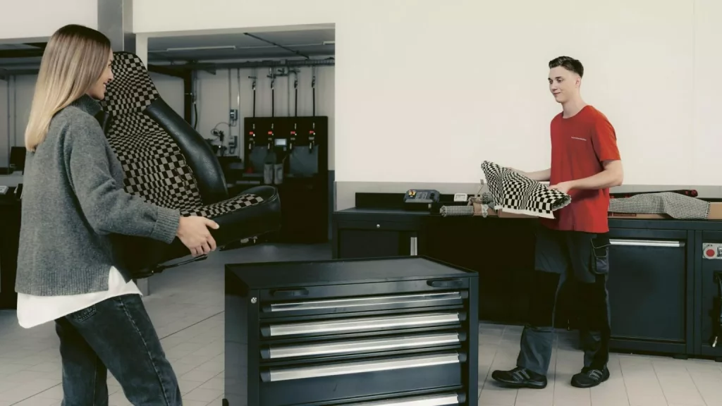 Pepita, Pasha, Tartan... Porsche Classic revive sus telas más míticas para tapizar los asientos de tu 911 o el sofá de tu casa 11 Motor16 2025 Porsche Classic Telas 3 Motor16