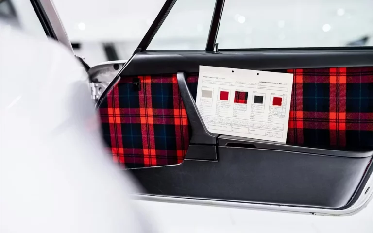 Pepita, Pasha, Tartan… Porsche Classic revive sus telas más míticas para tapizar los asientos de tu 911 o el sofá de tu casa