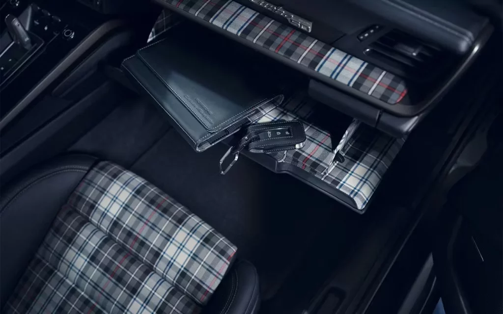 Pepita, Pasha, Tartan... Porsche Classic revive sus telas más míticas para tapizar los asientos de tu 911 o el sofá de tu casa 7 Motor16 2025 Porsche tela tartan 3 Motor16
