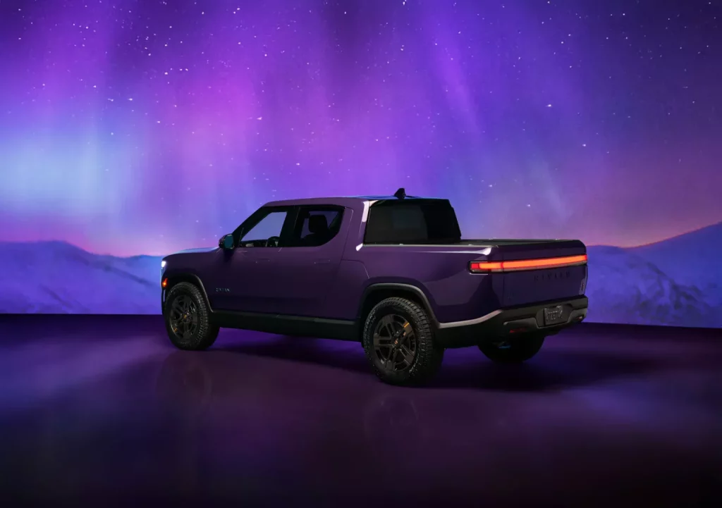 2025 Rivian R1S y R1T Borealis. Imagen trasera.