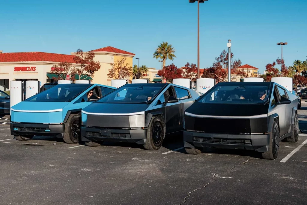 2025 Tesla Cybertruck UP RW 1 Motor16