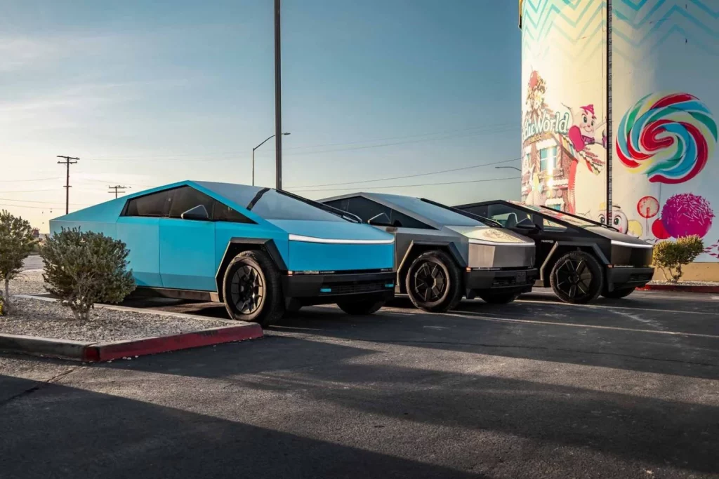 2025 Tesla Cybertruck UP-RW llantas. Imagen comparativa.