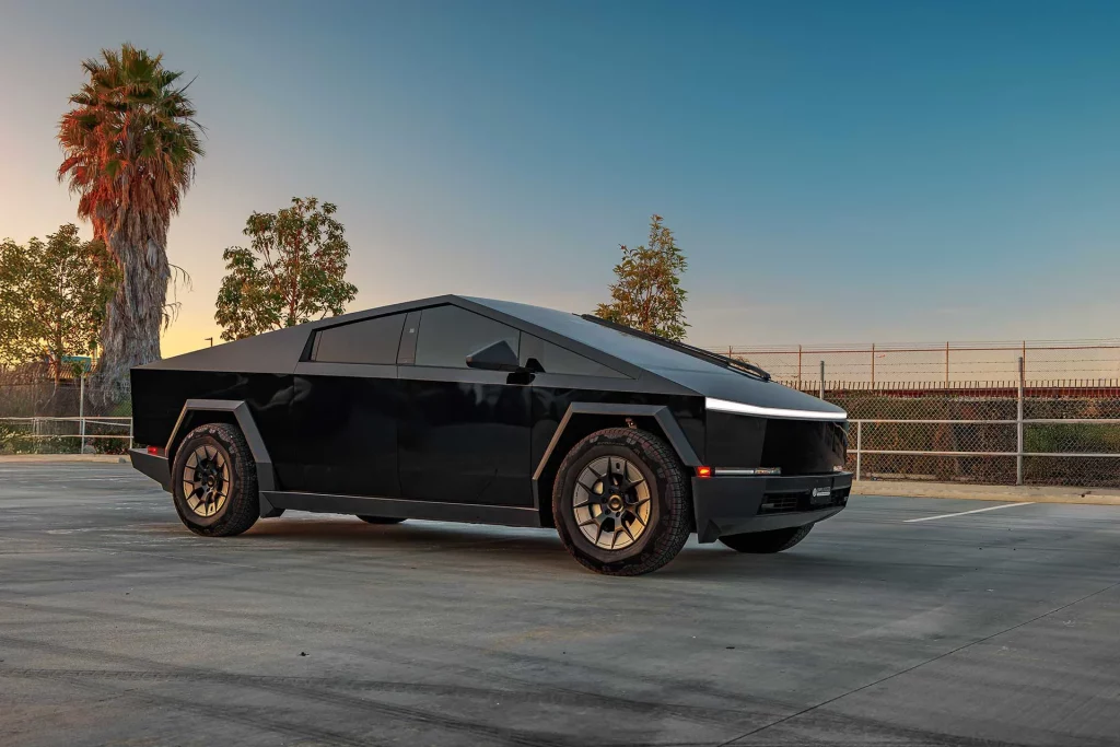 2025 Tesla Cybertruck UP RW 7 Motor16