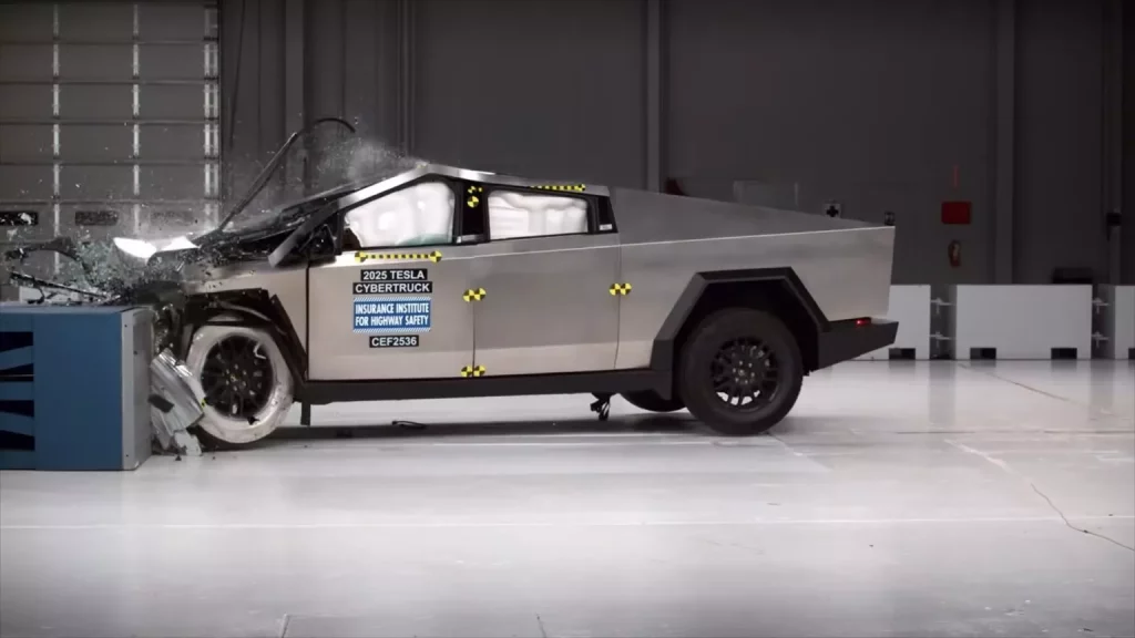 2025 Tesla Cybertruck IIHS. Imagen.