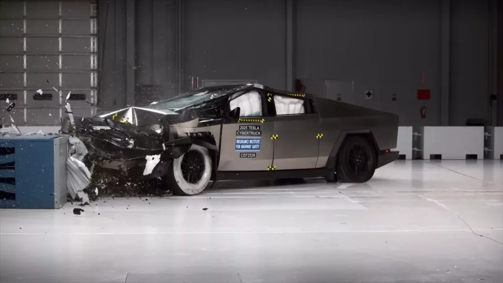 2025 Tesla Cybertruck IIHS. Imagen colisión.