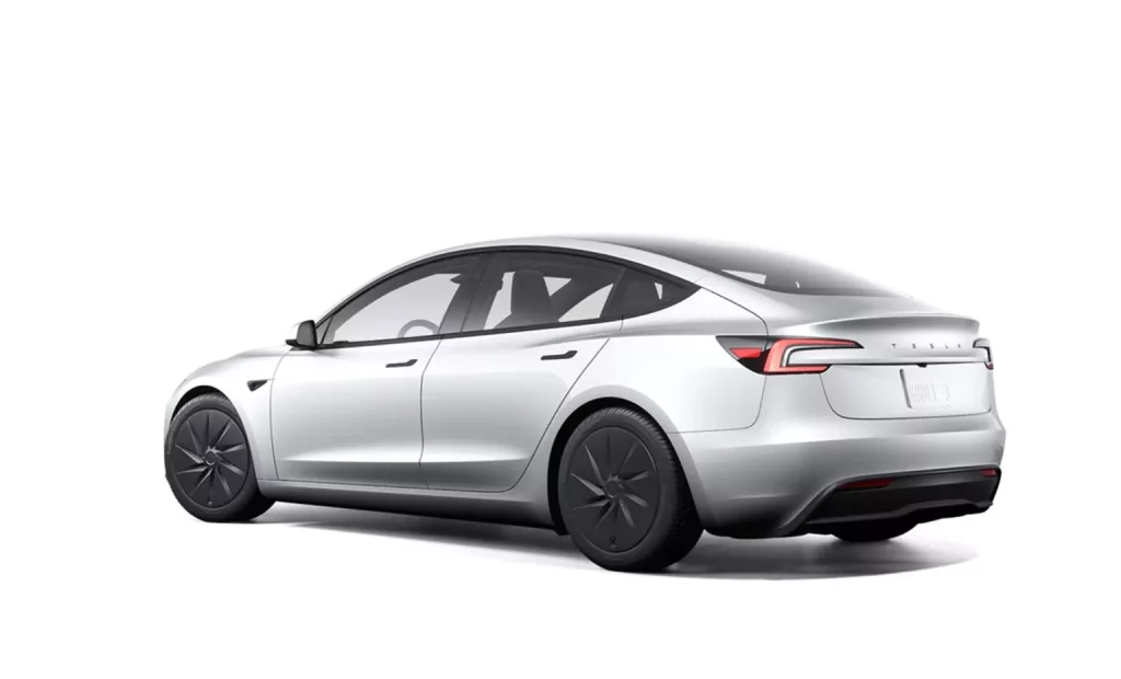 El Tesla Model 3 'low cost' y el exclusivo equipamiento que no ofrecen los más caros 2 Motor16 2025 Tesla Model 3 Standard. Imagen trasera.