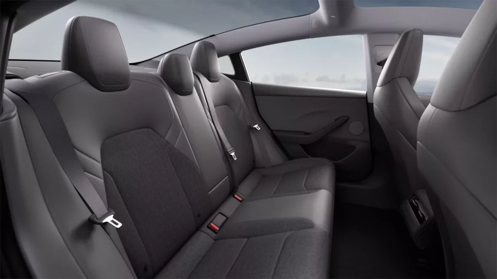 El Tesla Model 3 'low cost' y el exclusivo equipamiento que no ofrecen los más caros 4 Motor16 2025 Tesla Model 3 Standard. Imagen interior.