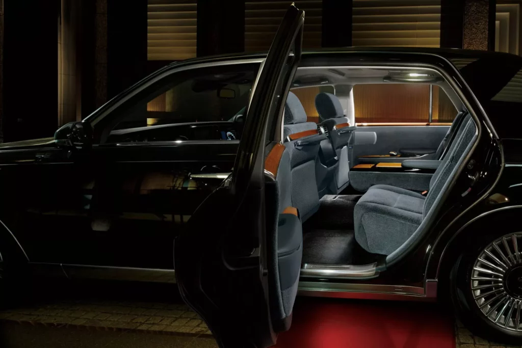 Century: El Rolls-Royce de Toyota se actualiza siete años después de estrenarse 3 Motor16 2025 Toyota Century. Imagen interior.