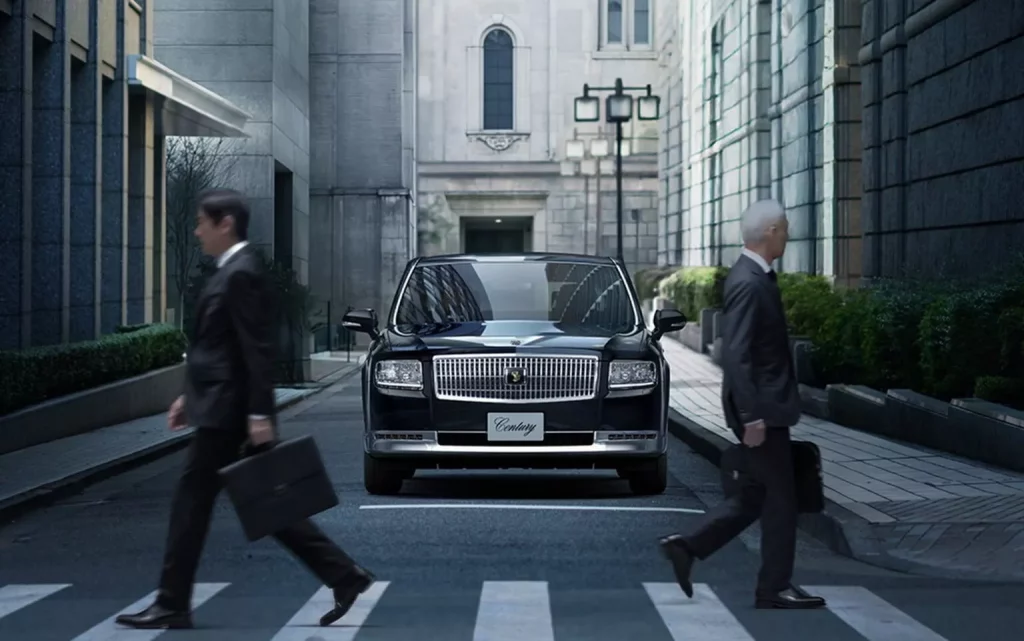 Century: El Rolls-Royce de Toyota se actualiza siete años después de estrenarse 2 Motor16 2025 Toyota Century. Imagen calle.