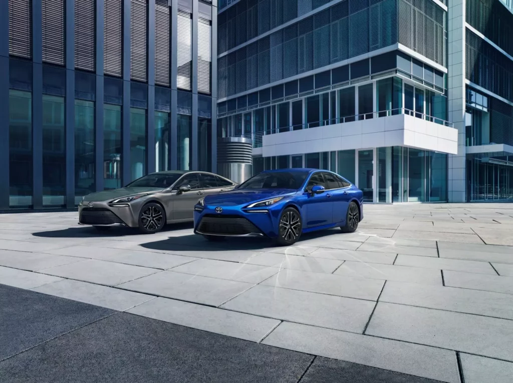 Toyota se niega a matar a su Mirai, la berlina de hidrógeno que ponen en forma 1 Motor16 2025 Toyota Mirai USA. Imagen delantera.