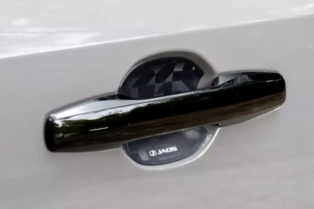 2025 Toyota RAV4 Adventure JAOS 17 Motor16