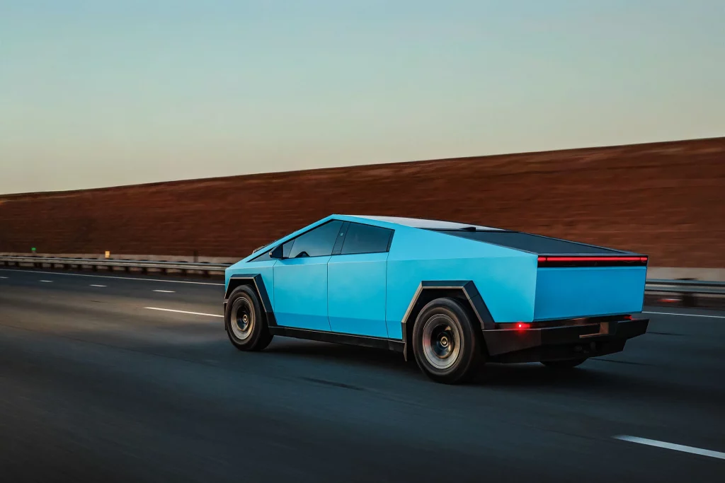 2025 Tesla Cybertruck UP-RW llantas. Imagen movimiento.