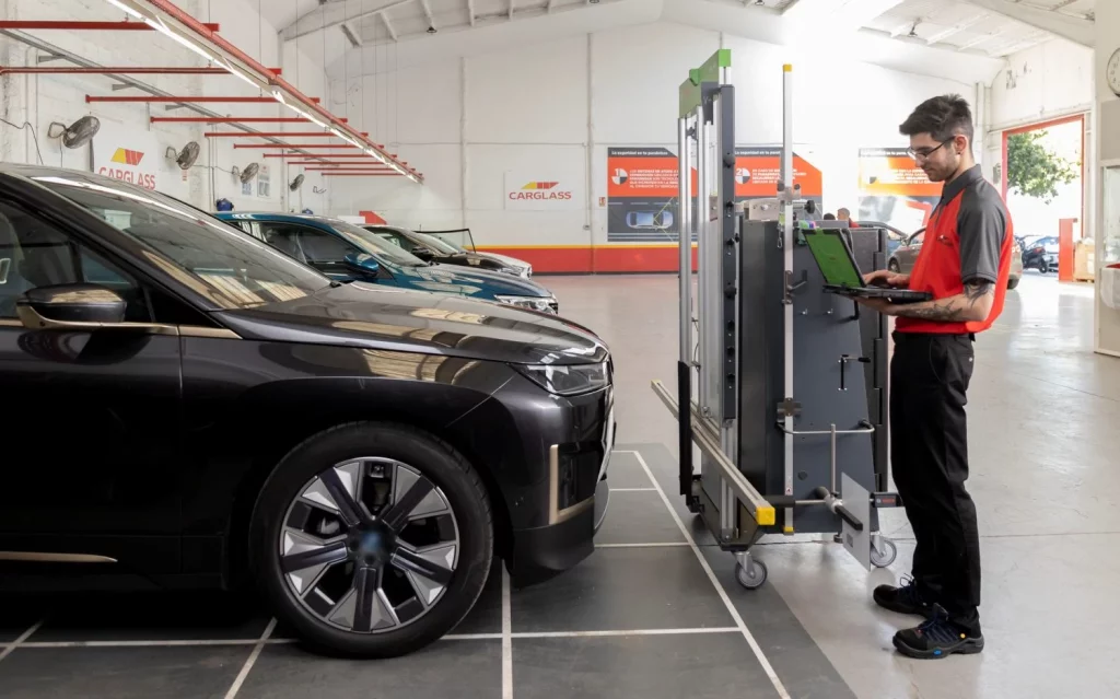 Carglass también le tiene cogido el punto a tu MG, BYD, OMODA, JAECOO, XPENG, Lynk & Co, Aiways, Leapmotor, DFSK, Maxus y EBRO 2 Motor16 2025 Carglass. ADAS. Coche chino. Imagen adas.