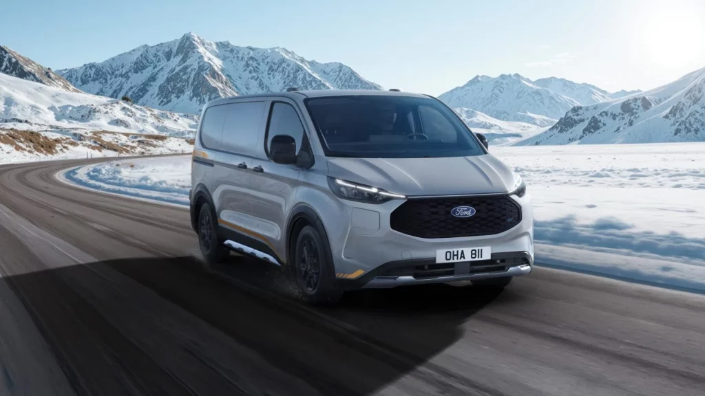 2025 Ford E-Transit Custom AWD. Imagen movimiento.
