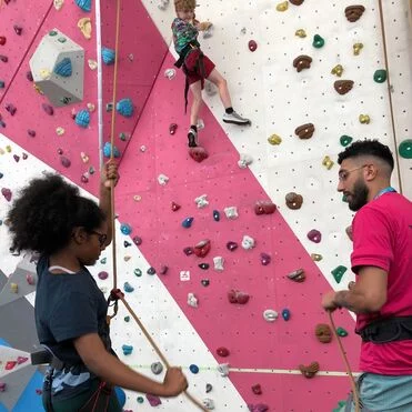 JLR Foundation ya ha comenzado a repartir sus primeras becas en Reino Unido 2 Motor16 2025 JLR Foundation. Imagen rocódromo.