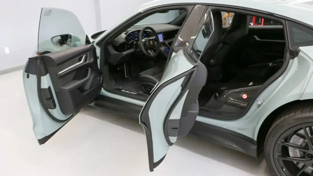 2025 Porsche Taycan Turbo GT Weissach. BaT. Imagen interior.