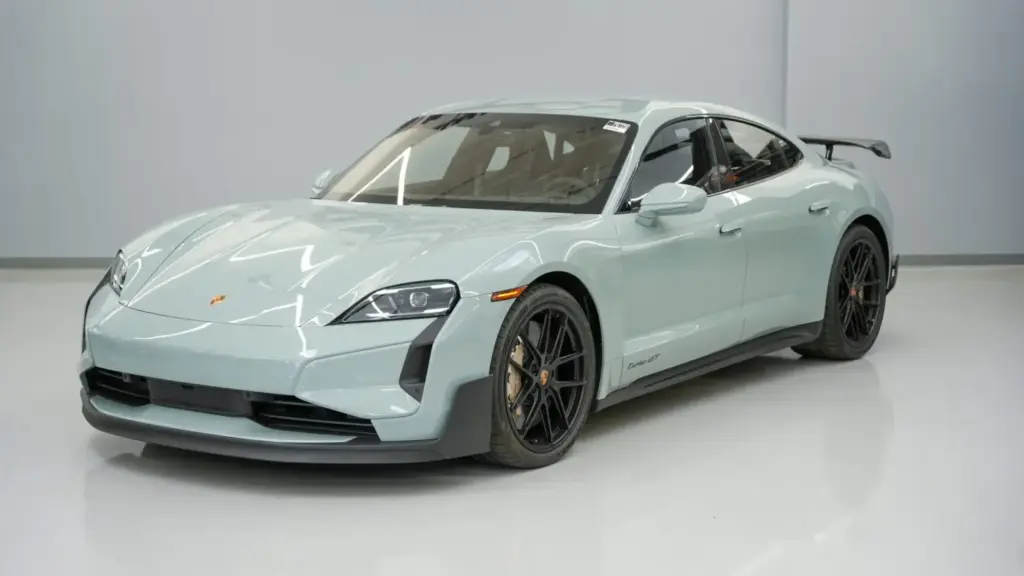 2025 Porsche Taycan Turbo GT Weissach. BaT. Imagen delantera.