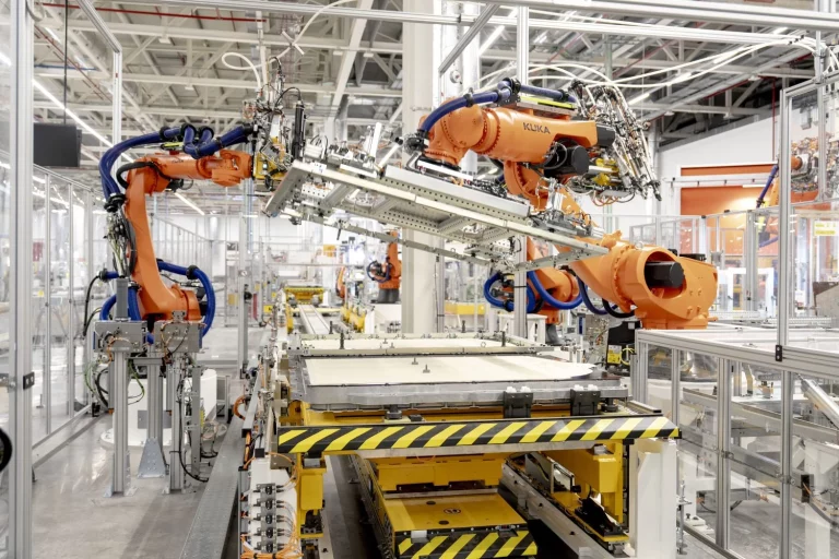 SEAT y CUPRA ponen en marcha su planta de baterías para coches eléctricos urbanos en Martorell