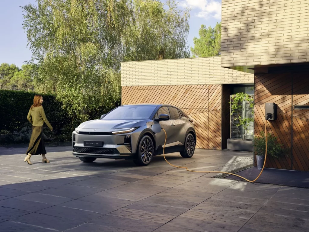 2025 Toyota C-HR Electric. Imagen cargador.