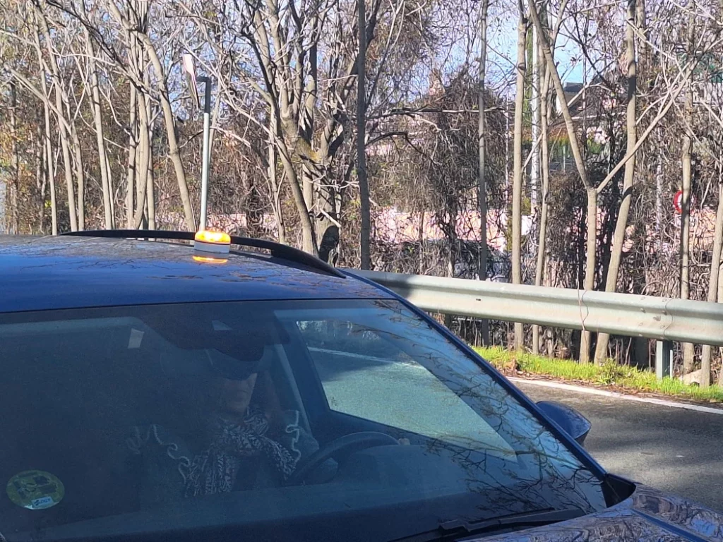 Confirmado: si tu coche aparece en esta lista, la DGT no te obliga a llevar la baliza V-16 a partir de enero 1 Motor16 20251125 1242090 principal.jpg 512519181 Motor16