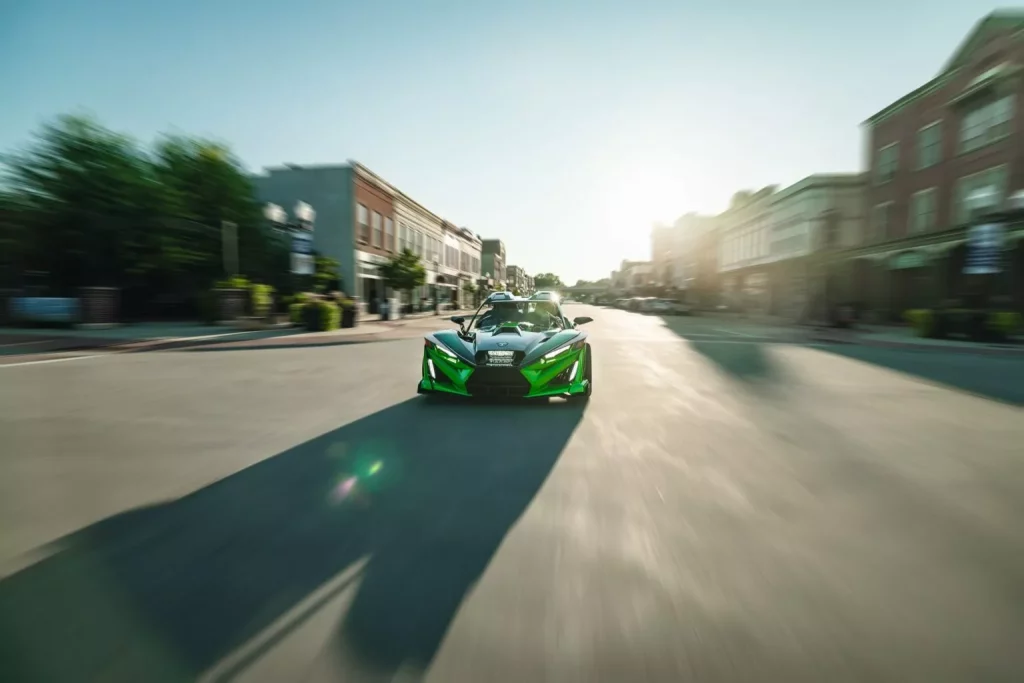 Polaris Slingshot: Máxima diversión con solo tres ruedas y por 21.500 euros 3 Motor16 2025 Polaris Slingshot GT. Imagen movimiento.