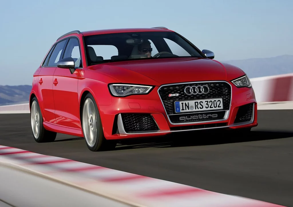 El característico 1-2-4-5-3 de Audi cumple 50 años. Una solución que rompía moldes 32 Motor16 41 Audi RS 3 Sportback model year 2015 Motor16