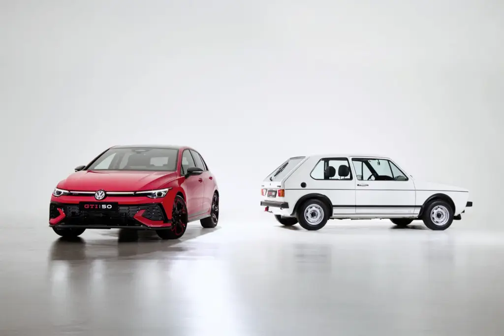 El primer Volkswagen Golf GTI junto a la versión del 50 aniversario.