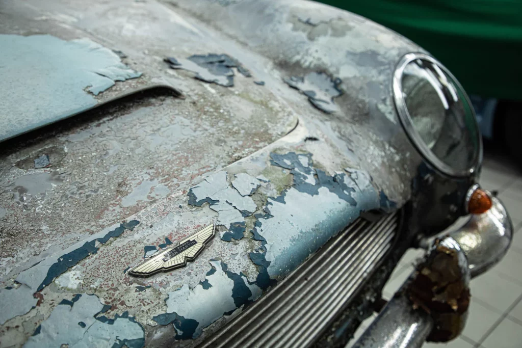 La increíble historia de un Aston Martin DB5 de 1965 que vivió 50 años a la intemperie 14 Motor16 ASTON MARTIN DB5 1965 RESTAURADO 10 Motor16