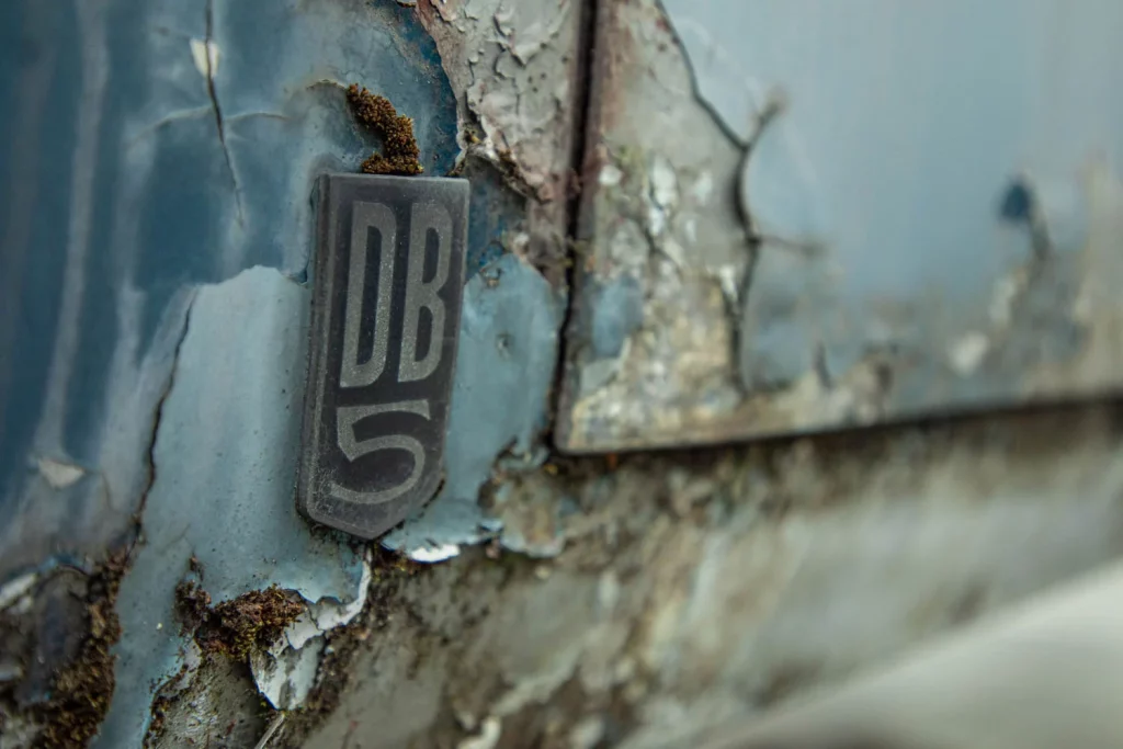 La increíble historia de un Aston Martin DB5 de 1965 que vivió 50 años a la intemperie 15 Motor16 ASTON MARTIN DB5 1965 RESTAURADO 11 Motor16