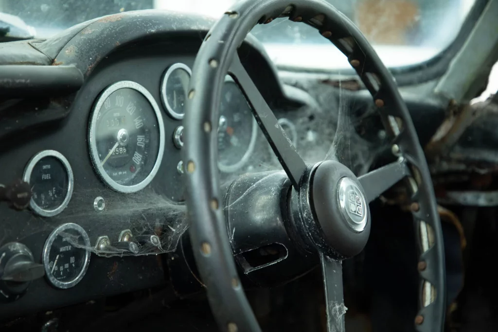 La increíble historia de un Aston Martin DB5 de 1965 que vivió 50 años a la intemperie 17 Motor16 ASTON MARTIN DB5 1965 RESTAURADO 13 Motor16