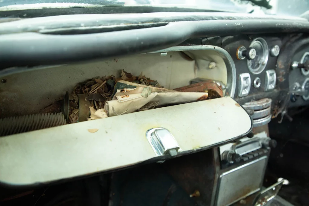 La increíble historia de un Aston Martin DB5 de 1965 que vivió 50 años a la intemperie 18 Motor16 ASTON MARTIN DB5 1965 RESTAURADO 14 Motor16