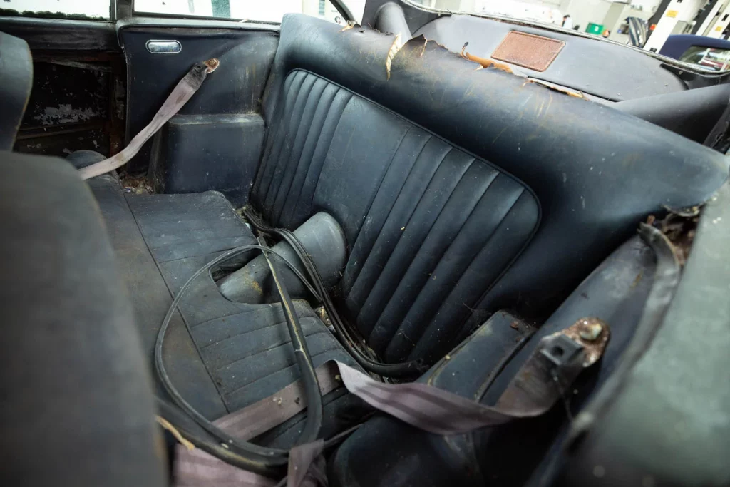 La increíble historia de un Aston Martin DB5 de 1965 que vivió 50 años a la intemperie 20 Motor16 ASTON MARTIN DB5 1965 RESTAURADO 16 Motor16