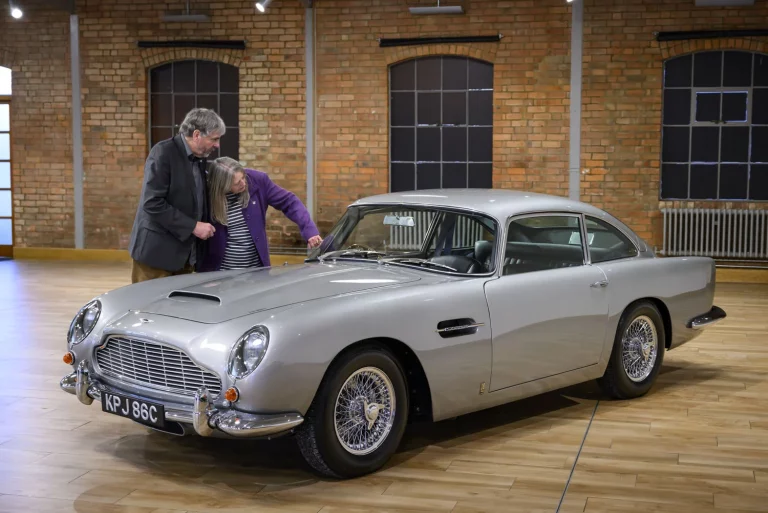 La increíble historia de un Aston Martin DB5 de 1965 que vivió 50 años a la intemperie