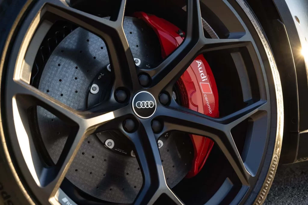 Marc y Álex Márquez estrenan sus Audi RS 6 Avant personalizados: 630 CV y detalles que los hacen únicos 10 Motor16 AUDI R6 AVANT PERFORMANCE MARC ALEX MARQUEZ19 Motor16