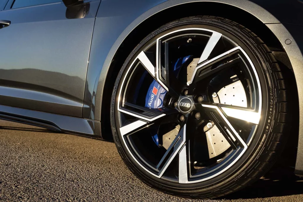 Marc y Álex Márquez estrenan sus Audi RS 6 Avant personalizados: 630 CV y detalles que los hacen únicos 9 Motor16 AUDI R6 AVANT PERFORMANCE MARC ALEX MARQUEZ20 Motor16