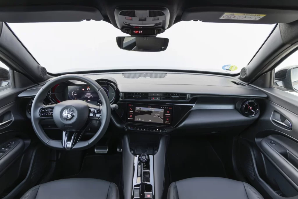 Alfa Romeo Junior Ibrida 145 CV: Algo más que un urbanita estiloso 3 Motor16 Alfa Romeo Junior Ibrida 145 CV 1 Motor16